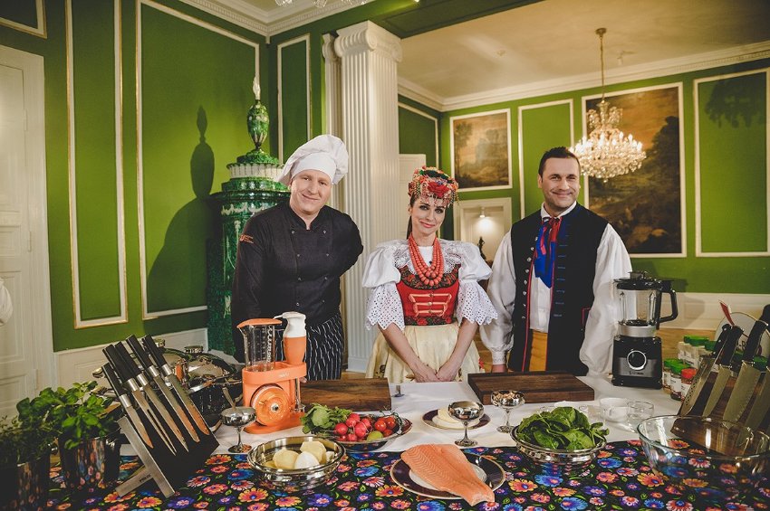 Zupa krem z groszku i grillowany łosoś z kruszonką ziołowo-orzechową. "Warzymy" z Remigiuszem Rączką w siedzibie Zespołu Pieśni i Tańca „Śląsk"  Zupa krem z groszku i grillowany łosoś z kruszonką ziołowo-orzechową. "Warzymy" z Remigiuszem Rączką w siedzibie Zespołu Pieśni i Tańca „Śląsk"