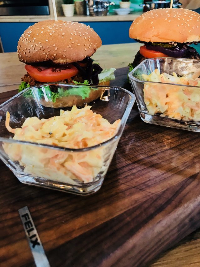 Wege czy z mięsem? Pyszny sparing burgerów w wykonaniu Remigiusza Rączki i Agnieszki Jasińskiej  Wege czy z mięsem? Pyszny sparing burgerów w wykonaniu Remigiusza Rączki i Agnieszki Jasińskiej